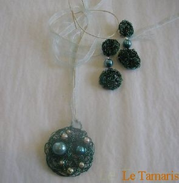 Ensemble pendentif et boucles d'oreilles en perles fantaisies et fil de laiton