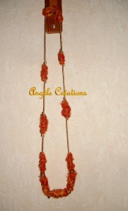 collier mi long en llaine orange détail