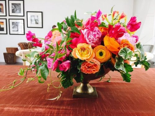 Composition très colorée dans vase Medicis