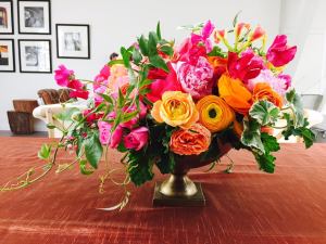 Bouquet coloré dans vase Médicis