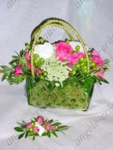 En mousse, garni de fleurs fraîches