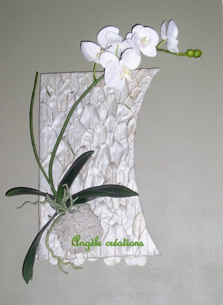 Tableau technique mixte Phalaenopsis sur lit de feuilles(