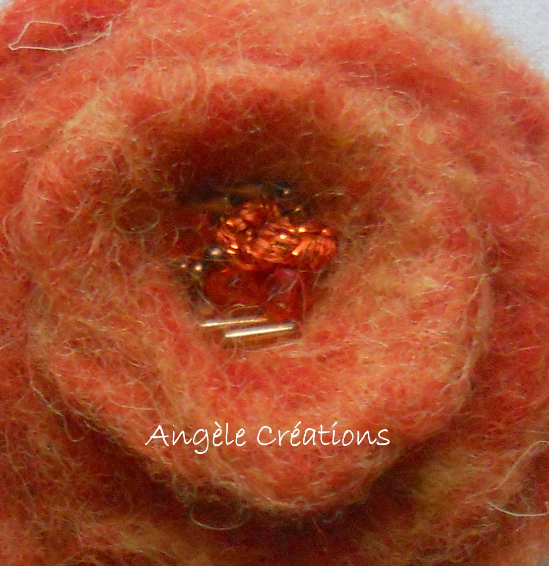 Broche en laine bouillie