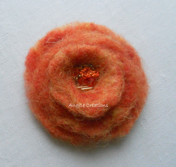 broche en laine orange