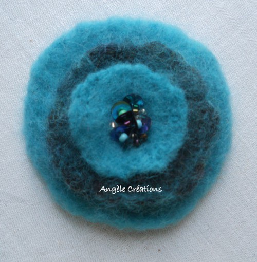 broche ronde fleur laine turquoise cœur pailleté