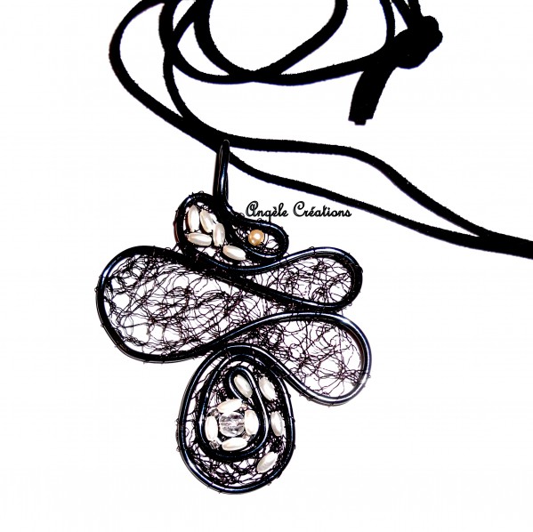 Pendentif dentelle noire et perle