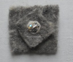 broche laine perlée carré