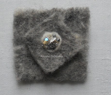 broche laine perlée carré