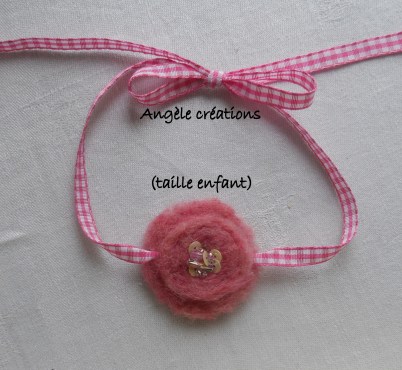 collier "Douceur" rose en pure laine pour enfant (PV12€)