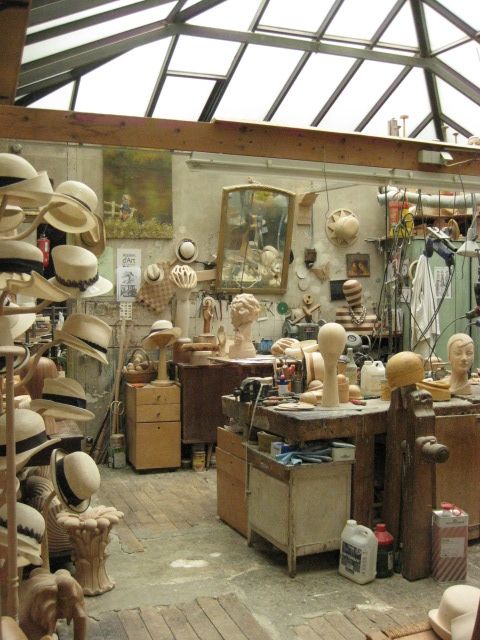 Des chapeaux dans L'atelier d'une modiste,