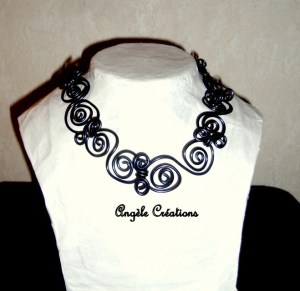 collier chaine arabesque ras du cou noir
