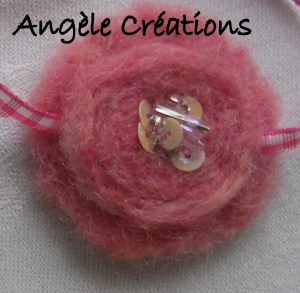 collier"Douceur"(détail) pour fillette en laine rose (PV 12€)