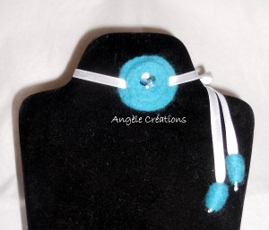 Collier "Douceur" bleue pour enfant en pure laine (PV 12€)