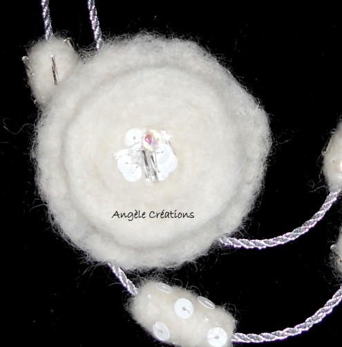 Motif du collier sautoir blanc en laine bouillie paillettes et perles