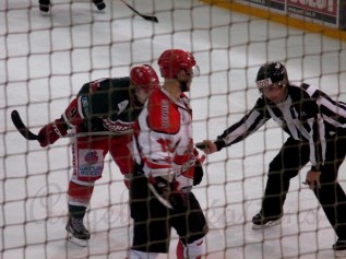 L'arbitre relance le jeu