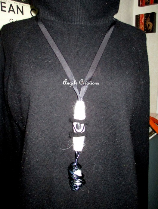 sautoir"Mali" en laine bouillie et tourbillon, Ici porté sur un pull en laine