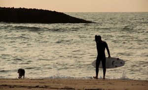 Surfeur sur la plage