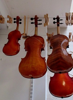 à l' atelier du Luthier 4 différentes tailles de violons