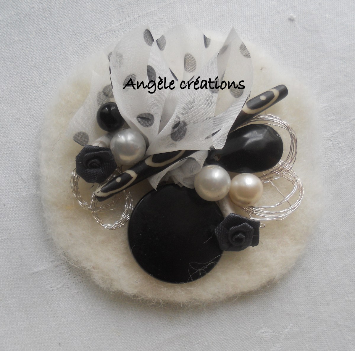 Broche en laine