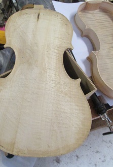 à l' atelier du Luthier instrument en attente de vernis