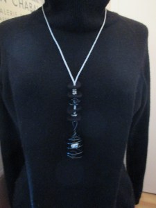 sautoir noir argent sur mannequin