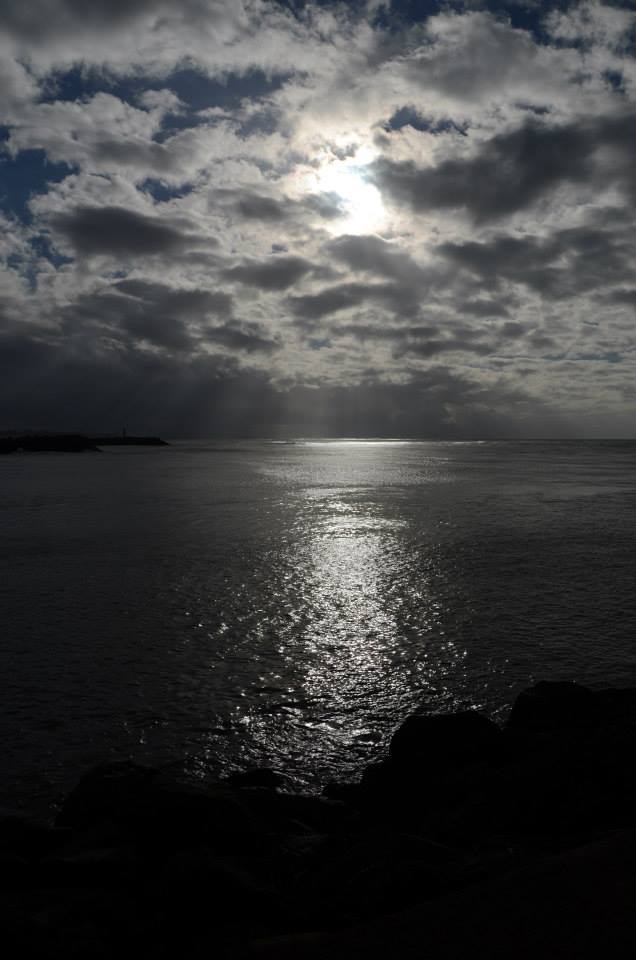 Coucher de soleil argent au dessus de la mer à Biarritz