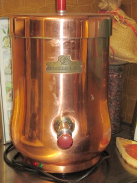 Chocolatière en cuivre au musée du Maitre Chocolatier Serge Couzicou