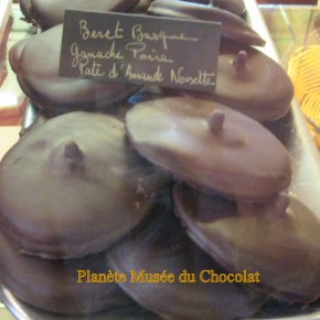 Une grande spécialité Le Beret Basque! au musée du Maitre Chocolatier Serge Couzicou