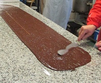Prise du chocolat au marbreau musée du Maitre Chocolatier Serge Couzicou