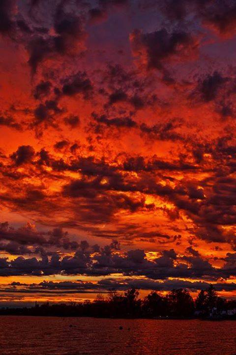 Or rouge d'un coucher de soleil près de Biarritz