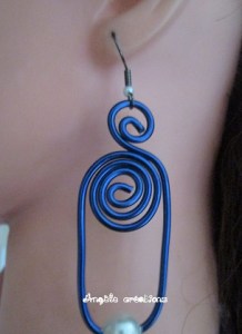  Boucles d'oreilles en "Calder" Bleu France  pour oreilles percées PV 14€