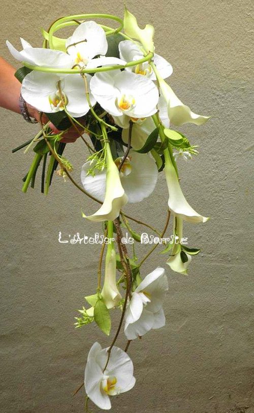 Bouquet de mariée à chute avec orchidées et calla blanc