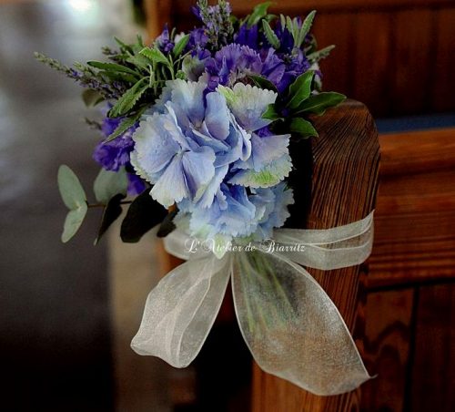 Bout de bancs bleu en hortensia et lavande blanc