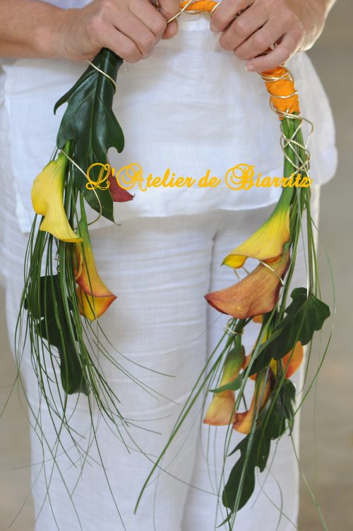 Bouquet de mariée en arceau calla orange et xanadu