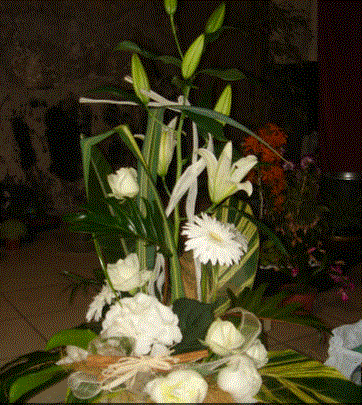 Composition florale pour buffet ou devant d'autelmoderne