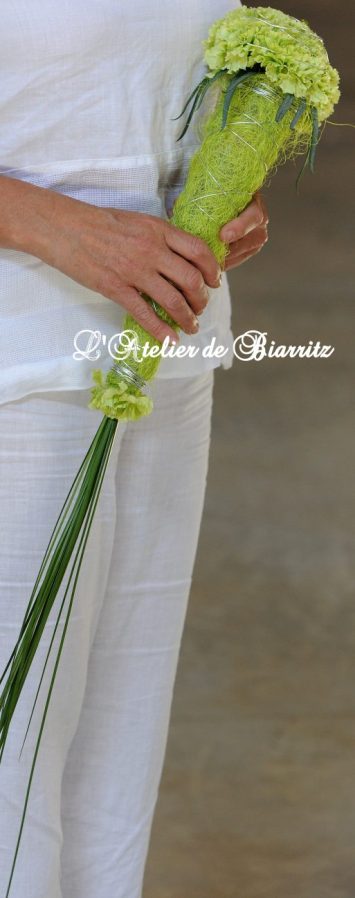 Bouquet de mariée sceptre cone en oeillets verts