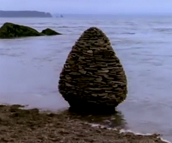 Land'art Structure de pierre en forme de d'oeuf dans l'eau