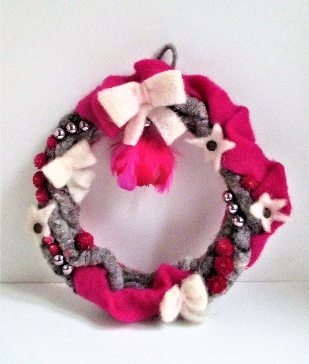 Couronne de laine rose et grise