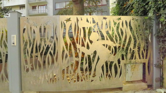 mur en acier découpé