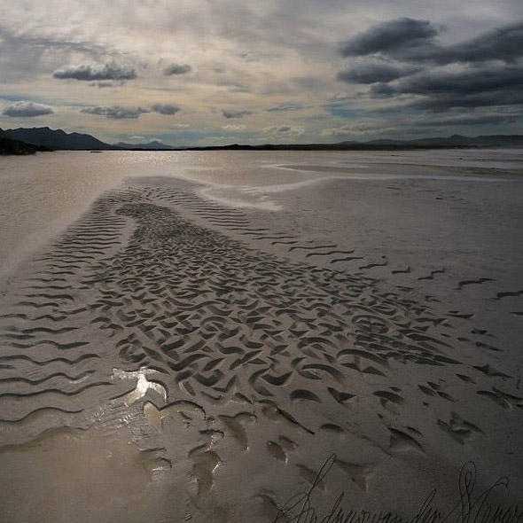 photo de traces laissées par la mer sur le sable lorsqu'elle se retire