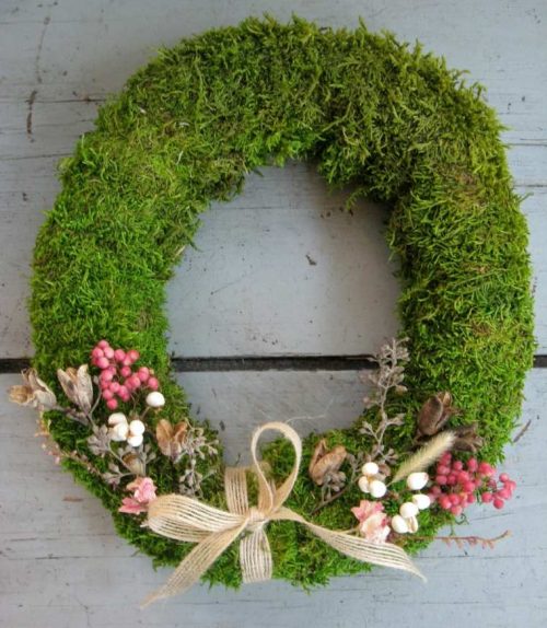 Décoration de porte, couronne de mousse verte et fleurs séchées