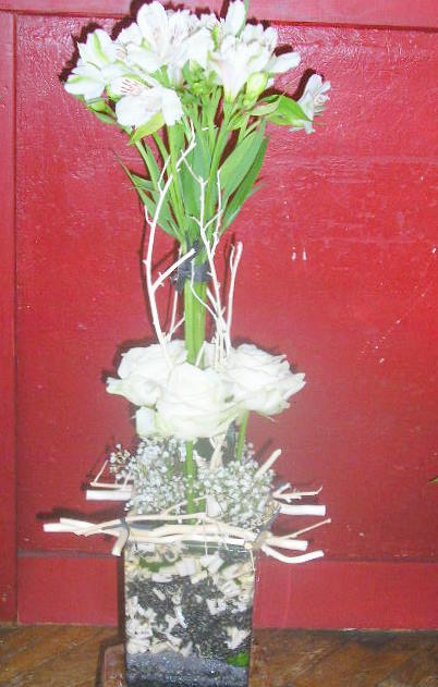 Composition fleurs naturelles linéaire dans cube