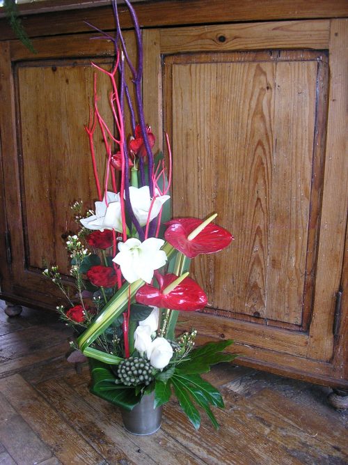 composition linéaire anthurium amaryllis roses rouges, protéa