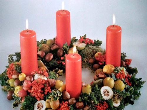 Couronne de table de Noël en fruits secs et bougies rouges