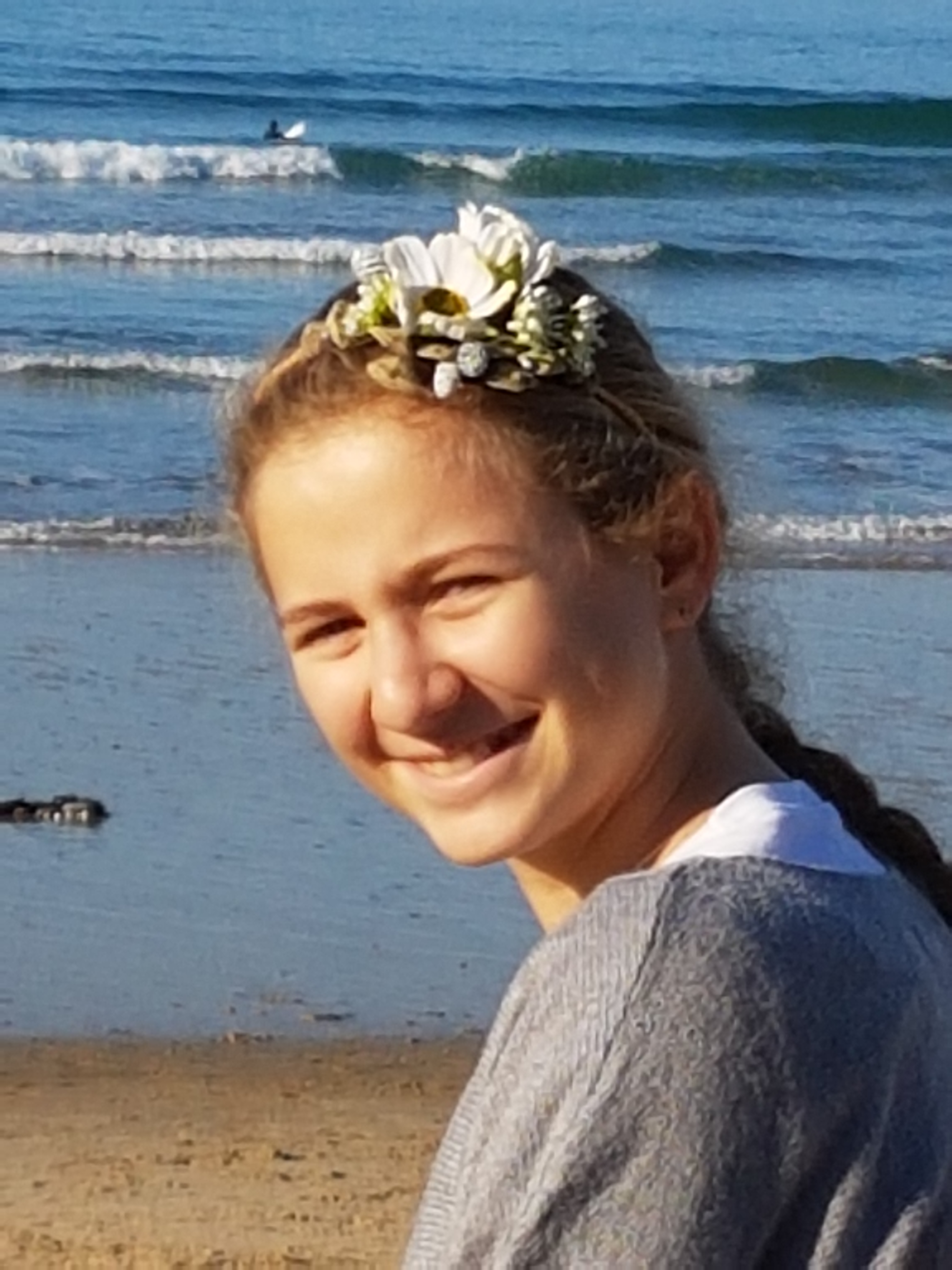 Headband en fleurs stabilisées et séchées sur jeune fille