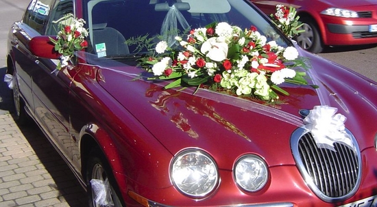 Décoration florale d'une Jaguar rouge
