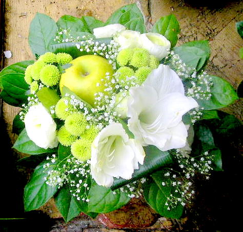 Bouquet blanc et vert Amaryllis blanc, renoncules blanches gypsophile, pomme verte et santini vert