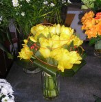 Tulipes jaunes en bouquet et hypéricum rouge