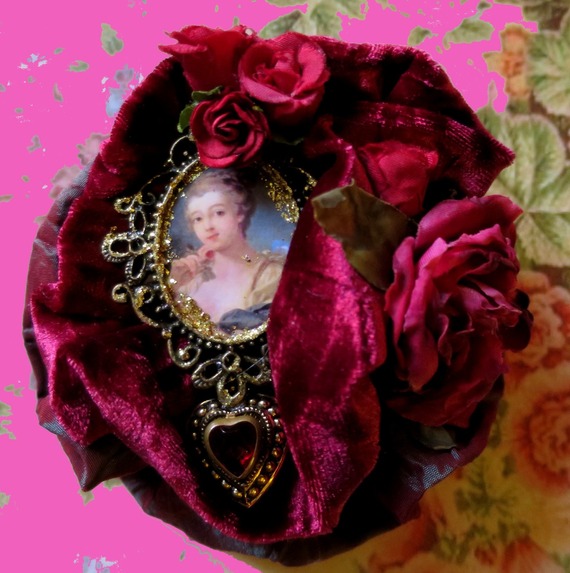 broche en taffetas dessus