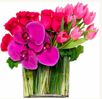Composition deTulipes rose fuchsia , roses rose foncé et phalaenopsis dans un vase